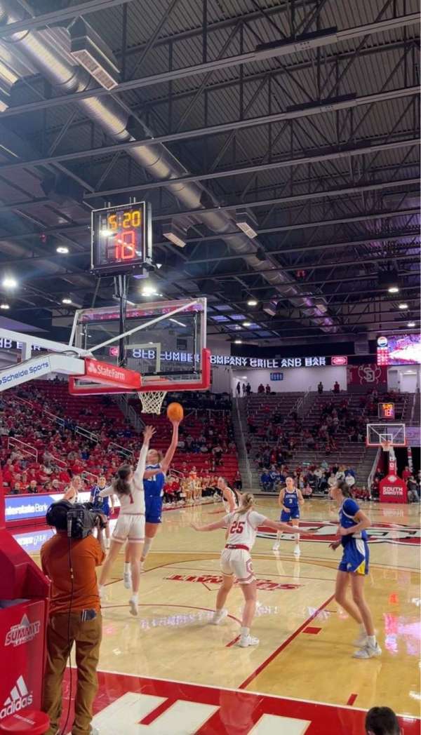 Sanford Coyote Sports Center, bloc: 102, rangée: 3, place: 8