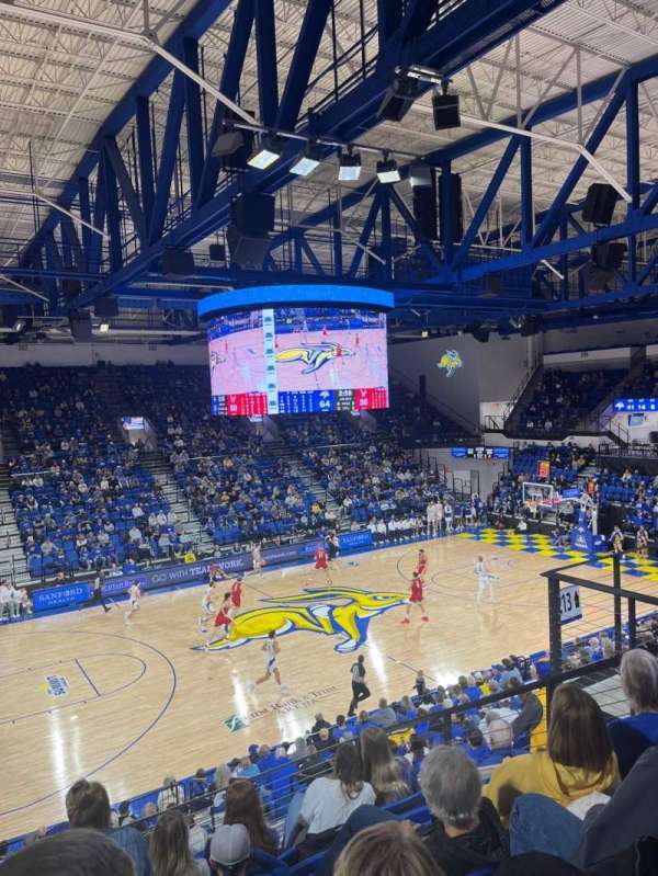 First Bank and Trust Arena, bloc: 214, rangée: 14, place: 5