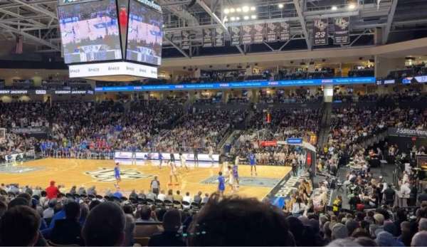 Addition Financial Arena, bloc: 104, rangée: U, place: 4