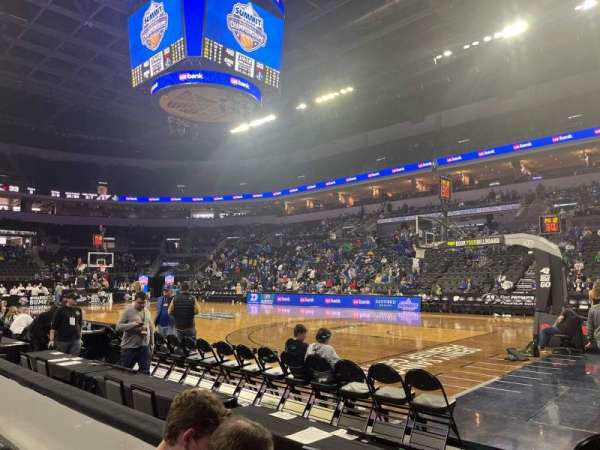 Denny Sanford Premier Center, bloc: 102, rangée: B, place: 4
