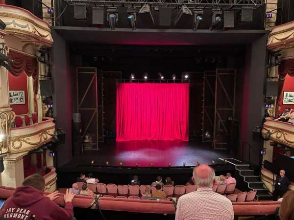 Noel Coward Theatre, bloc: Royal Circle, rangée: C, place: 18