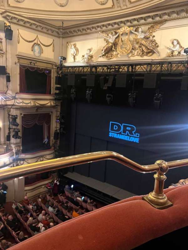 Noël Coward Theatre, bloc: Grand Circle, rangée: AA, place: 14