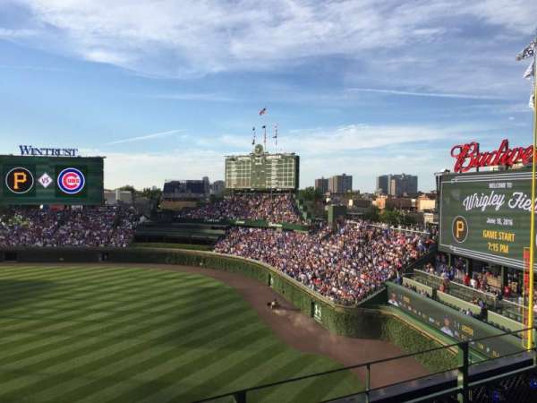 Wrigley Field, bloc: 330R, rangée: 3, place: 2