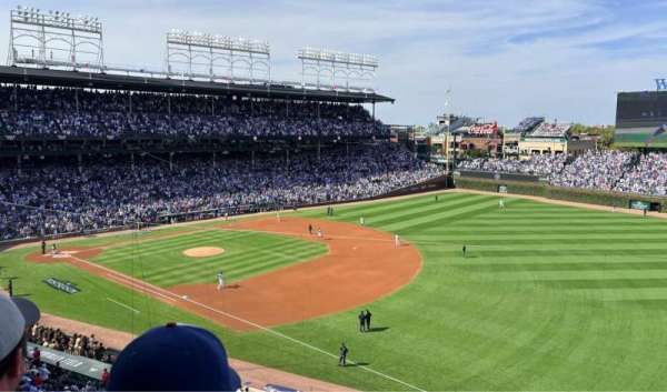 Wrigley Field, bloc: 329R, rangée: 2, place: 3