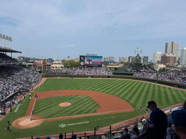 Wrigley Field, bloc: 322R, rangée: 9, place: 12