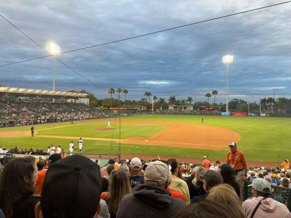 Ed Smith Stadium, bloc: 207, rangée: 8, place: 4