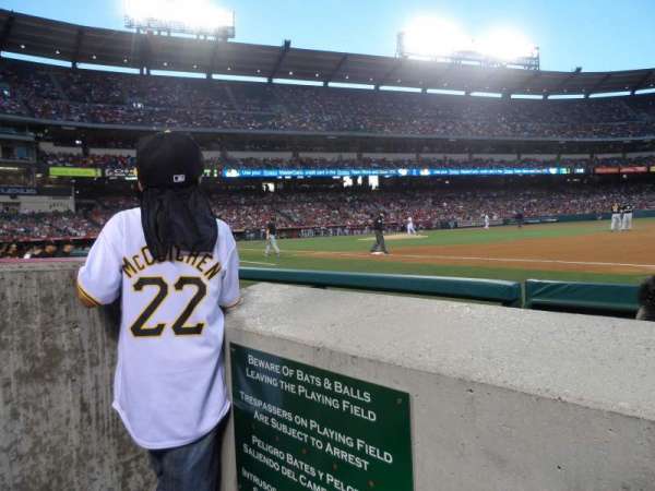 Angel Stadium, bloc: 127, rangée: A, place: 1