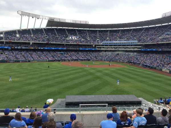 Kauffman Stadium, bloc: 202, rangée: HWC, place: 5