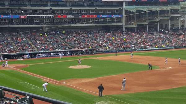 Progressive Field, bloc: 330, rangée: B, place: 2