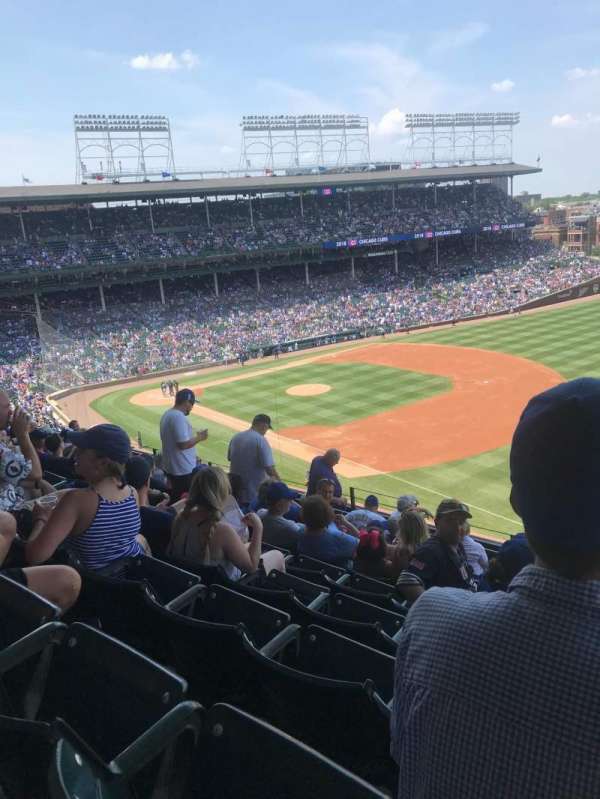 Wrigley Field, bloc: 329R, rangée: 10, place: 11