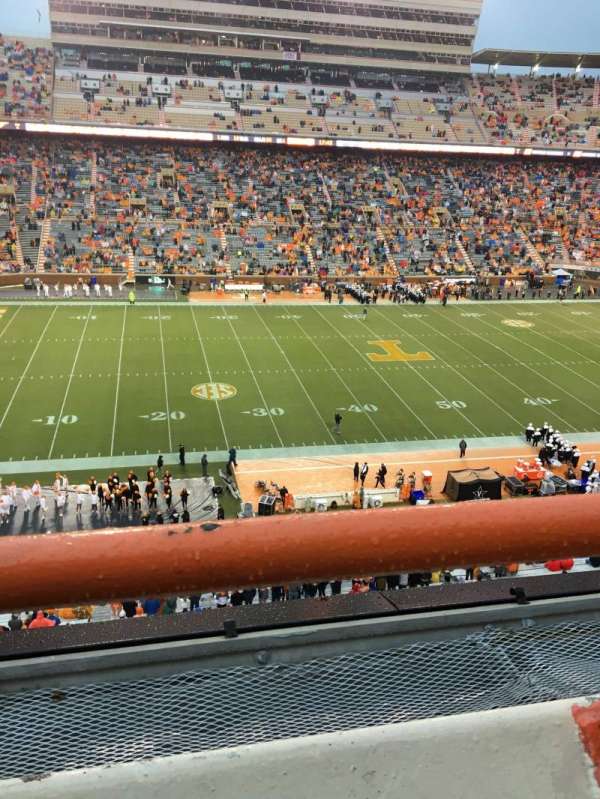 Neyland Stadium, bloc: EE, rangée: 1, place: 30