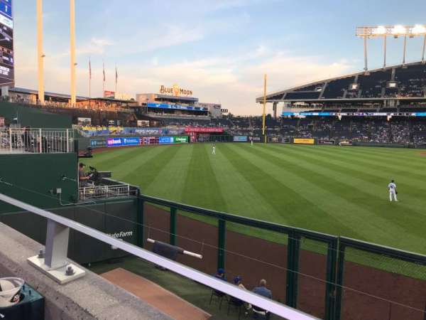 Kauffman Stadium, bloc: 105, rangée: A, place: 5