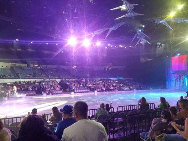 Long Beach Arena, bloc: 8, rangée: D, place: 11