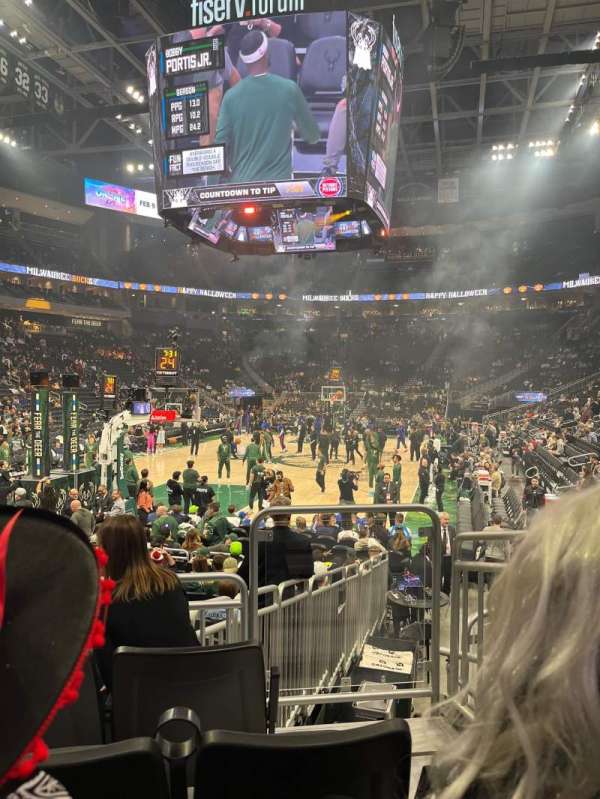 Fiserv Forum, bloc: 121, rangée: 8, place: 2