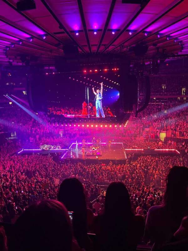 Madison Square Garden, bloc: 212, rangée: 3, place: 5