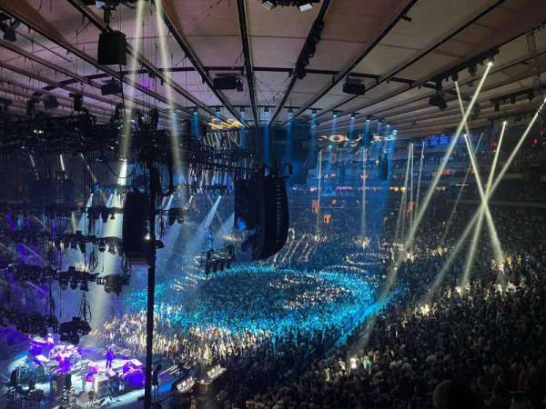 Madison Square Garden, bloc: 220, rangée: 3, place: 1
