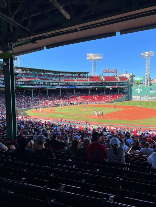 Fenway Park, bloc: GRANDSTAND 13, rangée: 8, place: 4