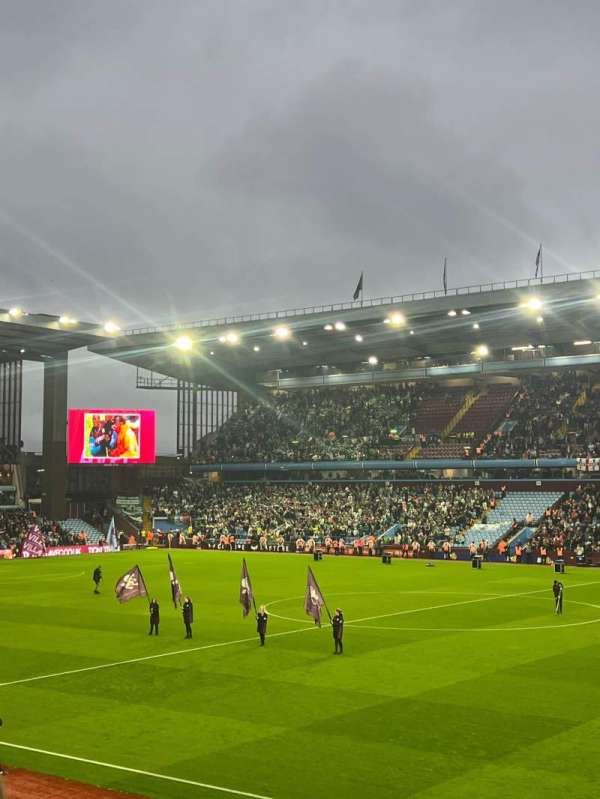 Villa Park, bloc: B3, rangée: 16, place: 72