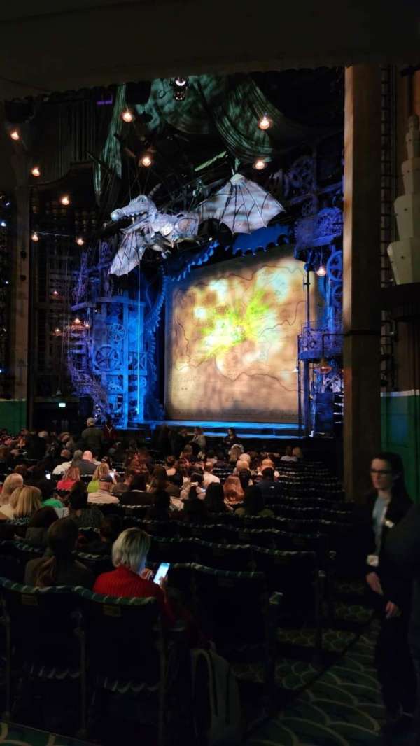 Apollo Victoria Theatre, bloc: Stalls, rangée: Q, place: 6