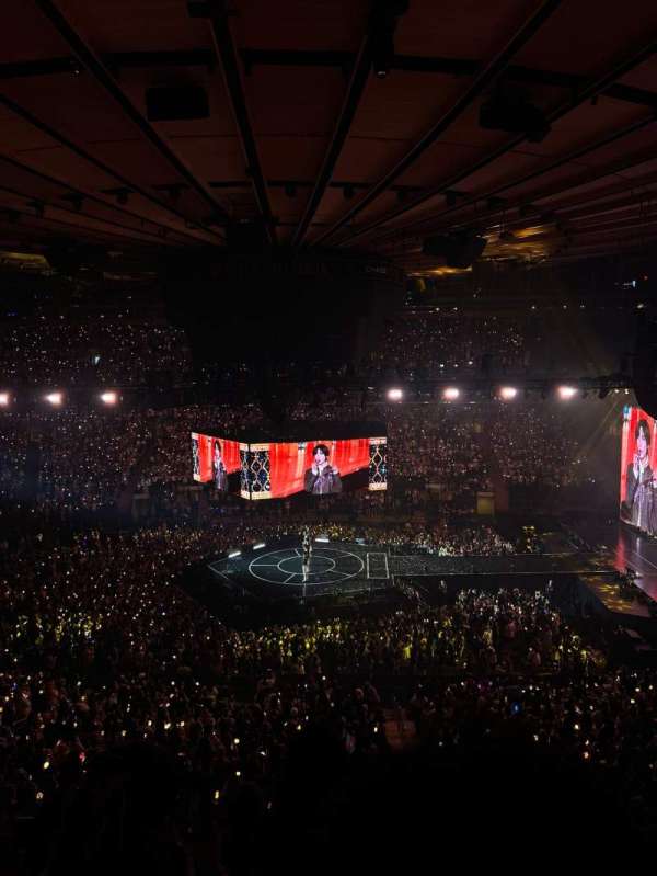 Madison Square Garden, bloc: 211, rangée: 5, place: 21