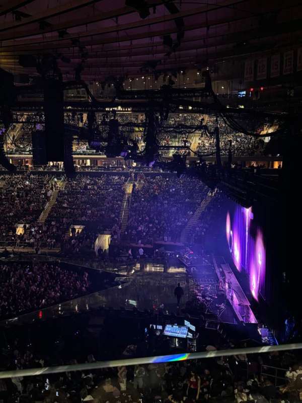 Madison Square Garden, bloc: 213, rangée: 1, place: 10