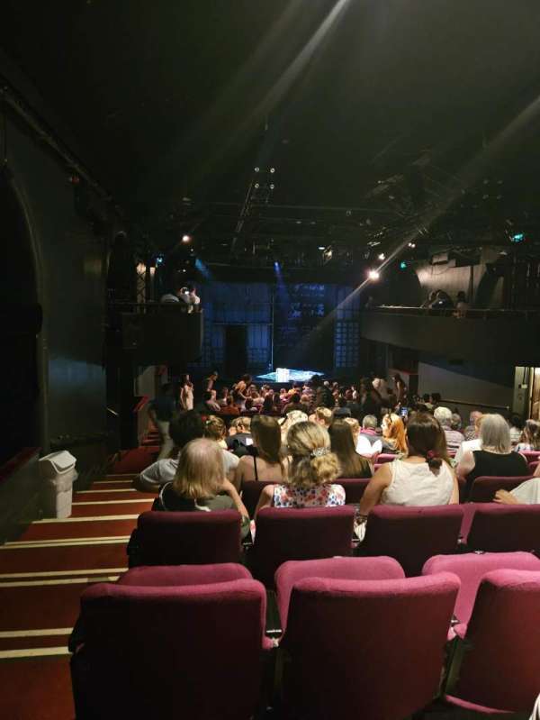 Charing Cross Theatre, bloc: Stalls, rangée: W, place: 12