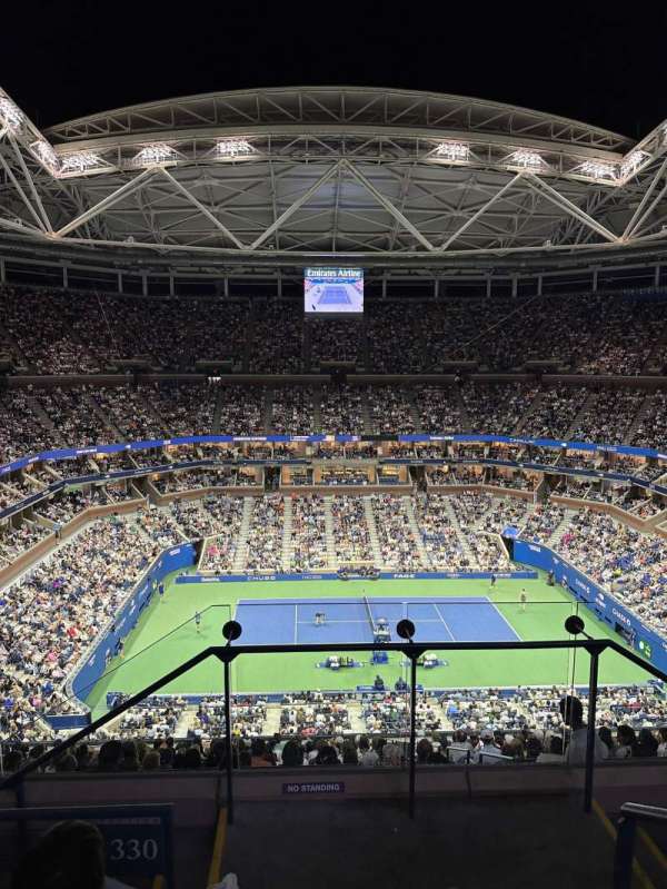 Arthur Ashe Stadium, bloc: 330, rangée: D, place: 1
