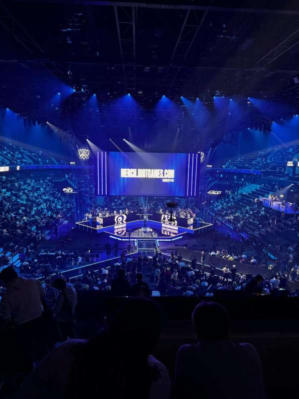 Adidas Arena, bloc: Balcon L, rangée: 69, place: 17