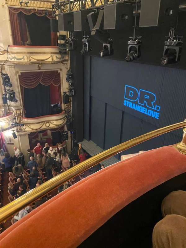 Noël Coward Theatre, bloc: Grand circle, rangée: AA, place: 3