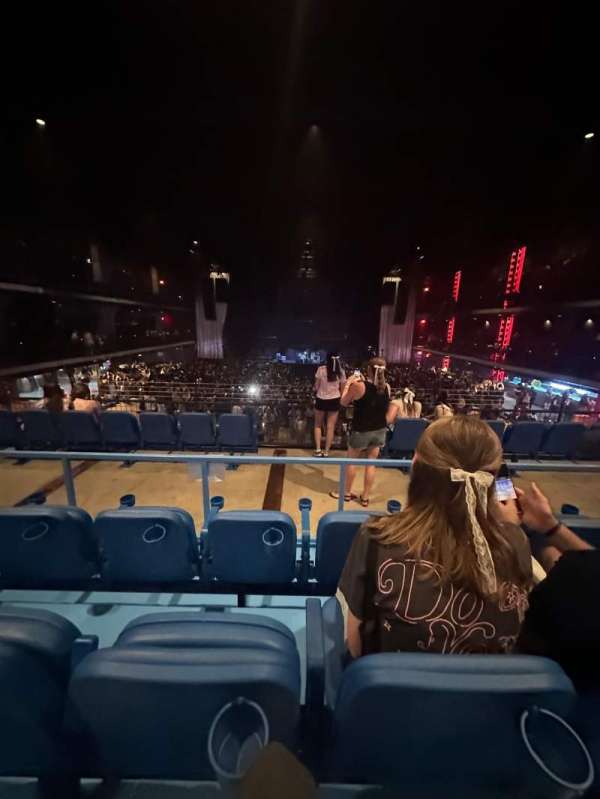 713 Music Hall, bloc: 202, rangée: C, place: 7
