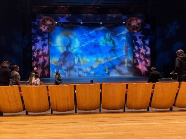 Scherr Forum Theatre, bloc: Center, rangée: GG, place: 16