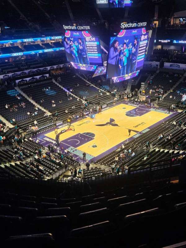 Spectrum Center, bloc: 230, rangée: J, place: 9