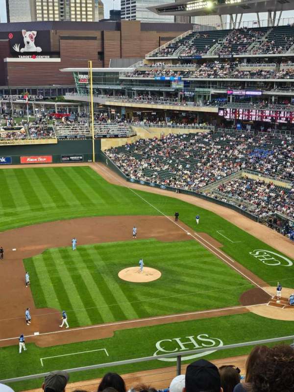 Target Field, bloc: 221, rangée: 6, place: 23