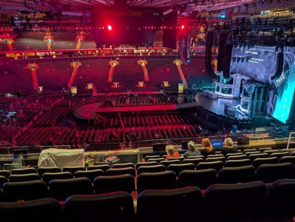 Madison Square Garden, bloc: 211, rangée: 8, place: 11