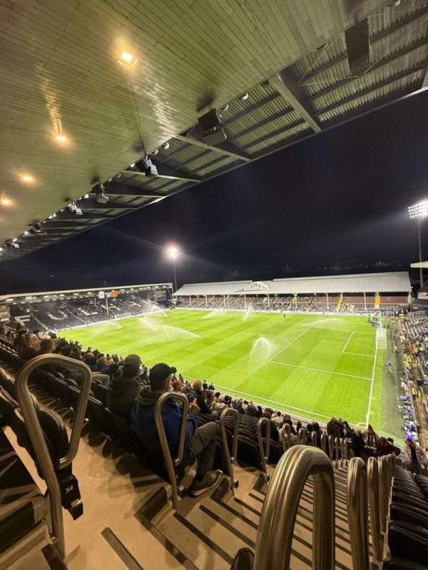 Craven Cottage, bloc: R18, rangée: 35, place: 214