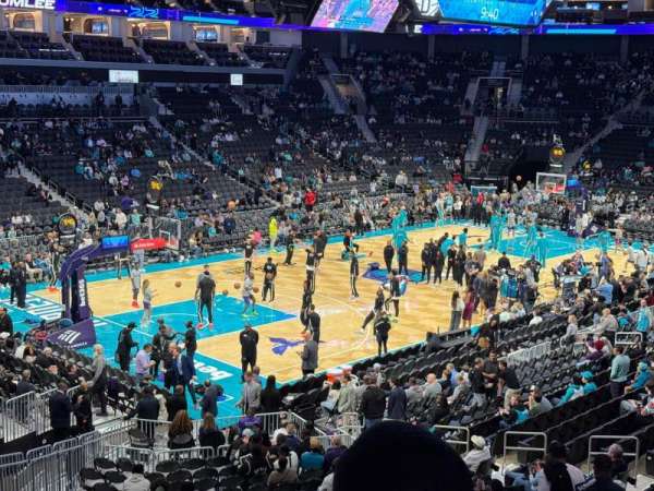 Spectrum Center, bloc: 107, rangée: V, place: 22