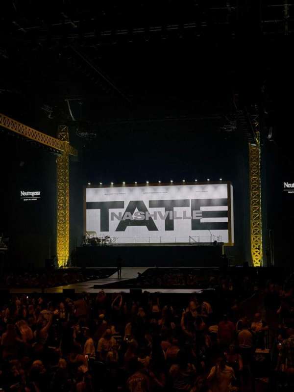 Bridgestone Arena, bloc: 102, rangée: HH, place: 1-2
