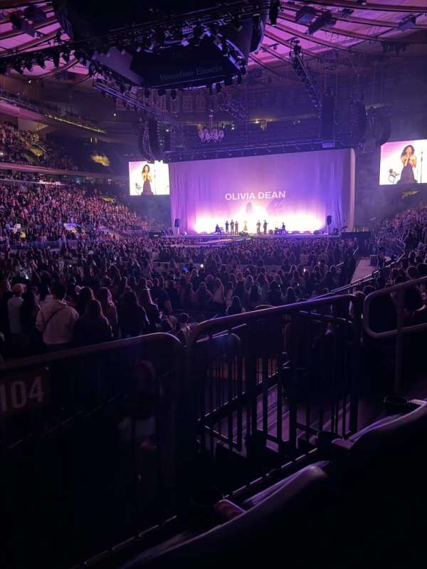 Madison Square Garden, bloc: 104, rangée: 5, place: 7