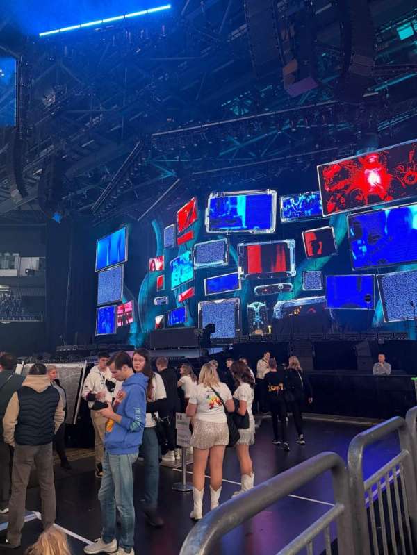 Uber Arena, bloc: 208, rangée: 1, place: 9