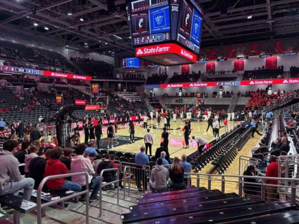 Fifth Third Arena, bloc: 108, rangée: 14, place: 8