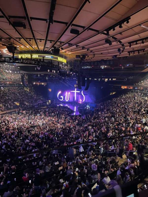 Madison Square Garden, bloc: 206, rangée: 1, place: 4