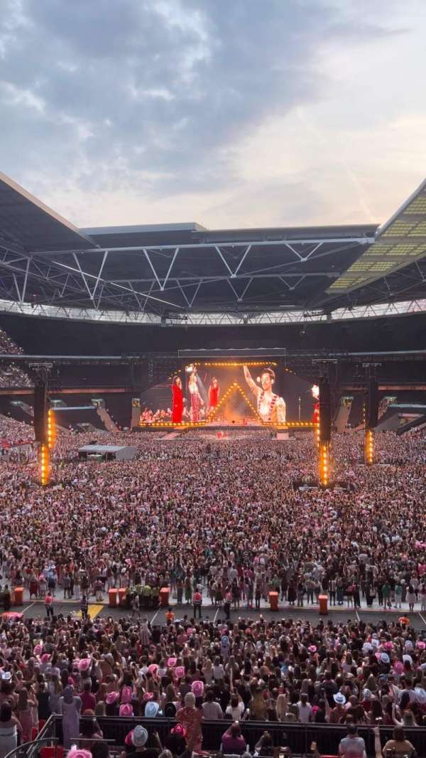 Wembley Stadium, bloc: 212, rangée: 1, place: 272