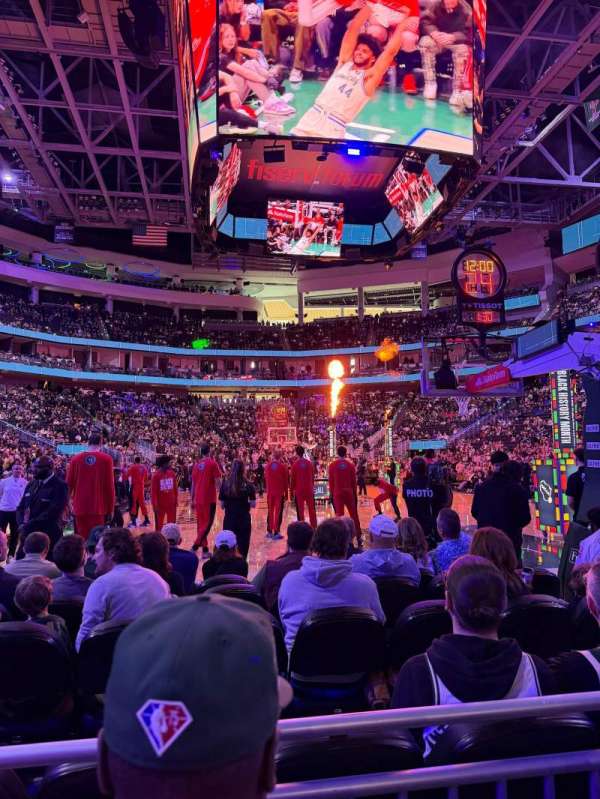 Fiserv Forum, bloc: 111, rangée: 2, place: 27
