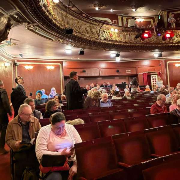 Apollo Theatre, bloc: Stalls Box A, rangée: T, place: 9