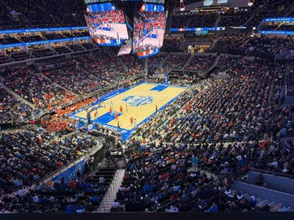 Spectrum Center, bloc: 230, rangée: A, place: 8