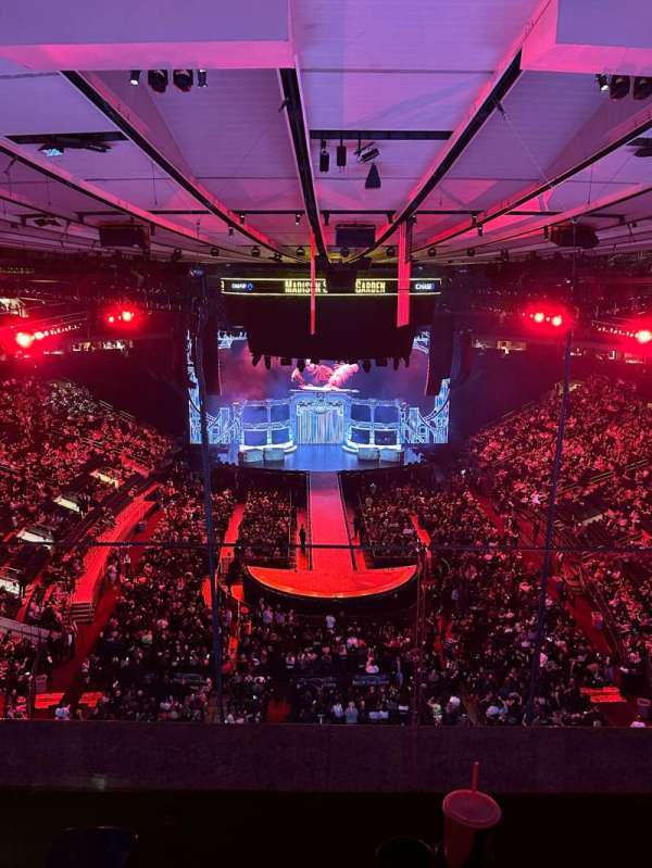 Madison Square Garden, bloc: 305, rangée: 2, place: 2