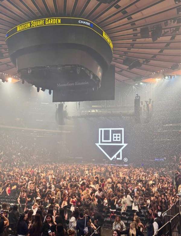 Madison Square Garden, bloc: 104, rangée: 5, place: 6