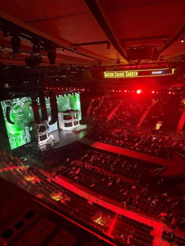 Madison Square Garden, bloc: 327, rangée: 1, place: 2