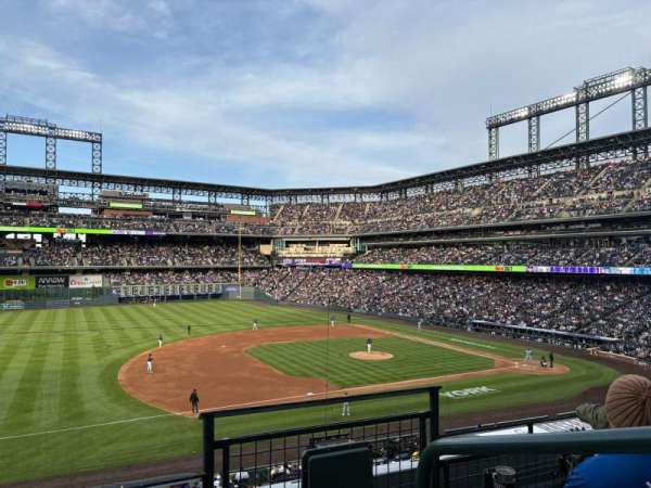 Coors Field, bloc: 242, rangée: 3, place: 1