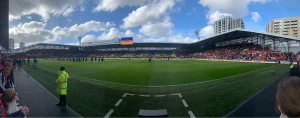 Gtech Community Stadium, bloc: S106, rangée: 1, place: 178